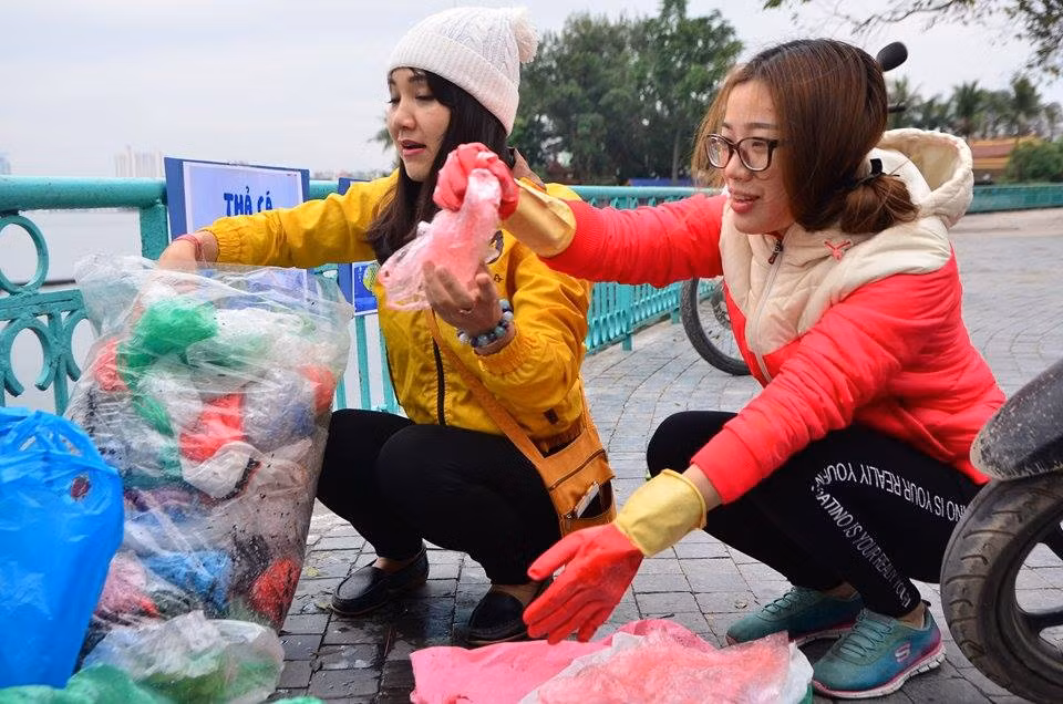 Dân Hà thành thả cá chép 'khủng' tiễn Táo quân ảnh 5