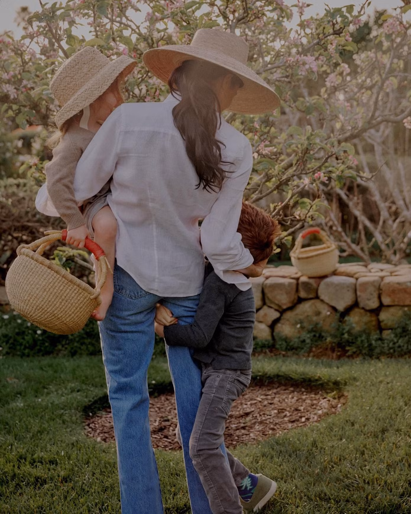 Sau khi lập tài khoản Instagram riêng, Meghan thường chia sẻ ảnh vui đùa cùng các con. Ảnh: IG.