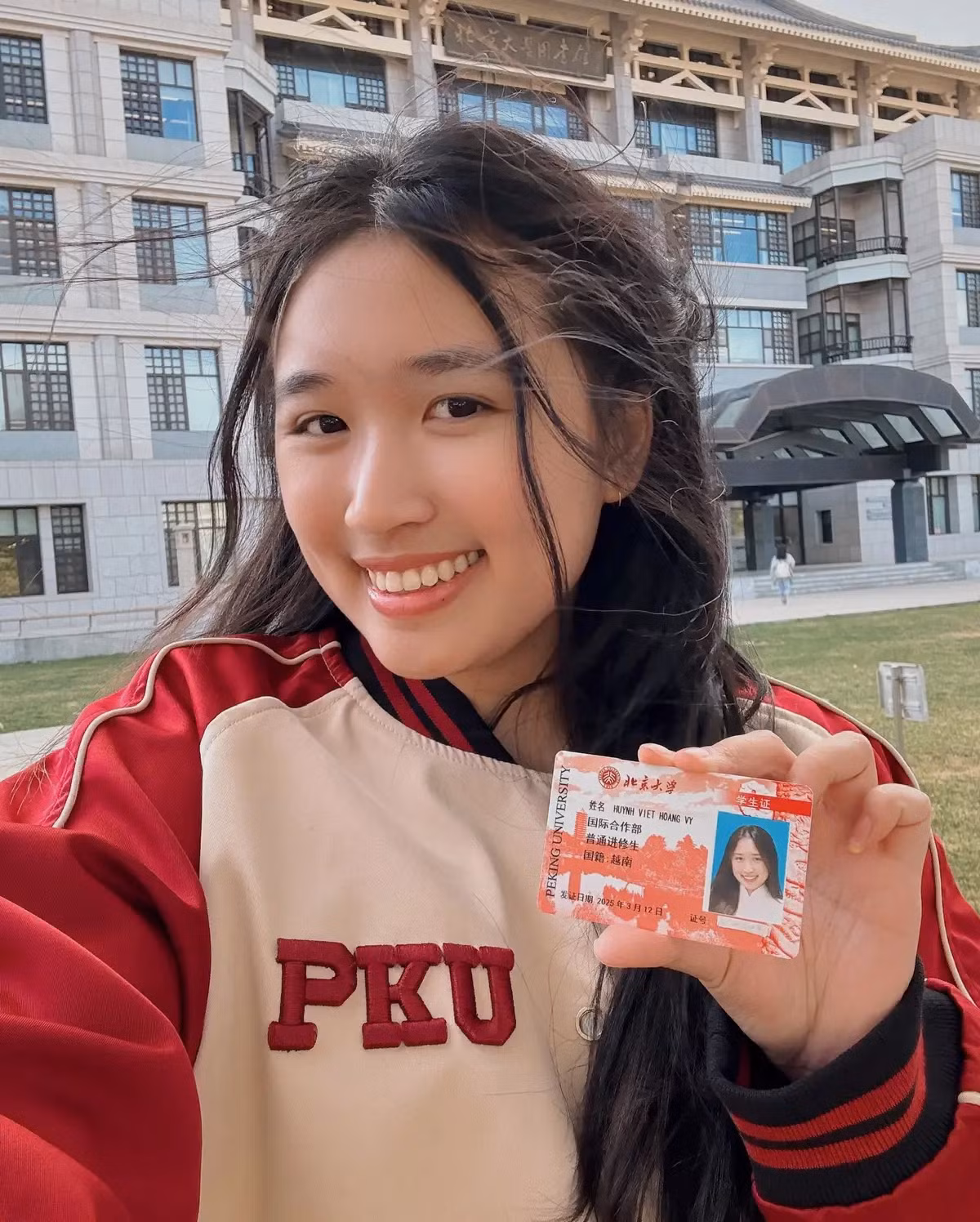 Ảnh thẻ của Jenny Huỳnh với áo dài trắng khiến người theo dõi thích thú. Ảnh: TikTok nhân vật.