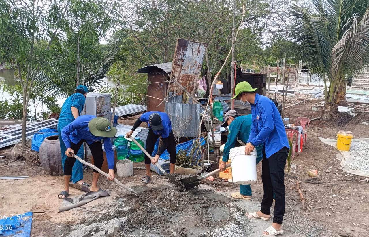 Các đội hình MT69 đã ra quân vệ sinh môi trường xoá các điểm đen rác thải, thu gom rác thải trên tuyến quốc lộ, vớt rác trên sông.
