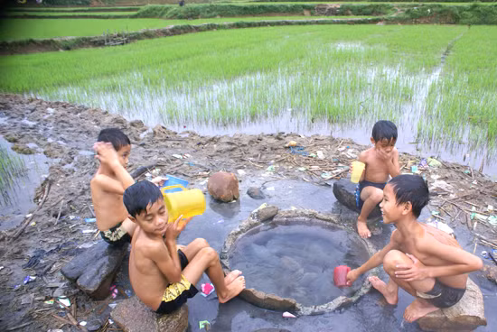 Trẻ con thôn Hà Bắc thích thú khi “tắm nước nóng giữa đồng”