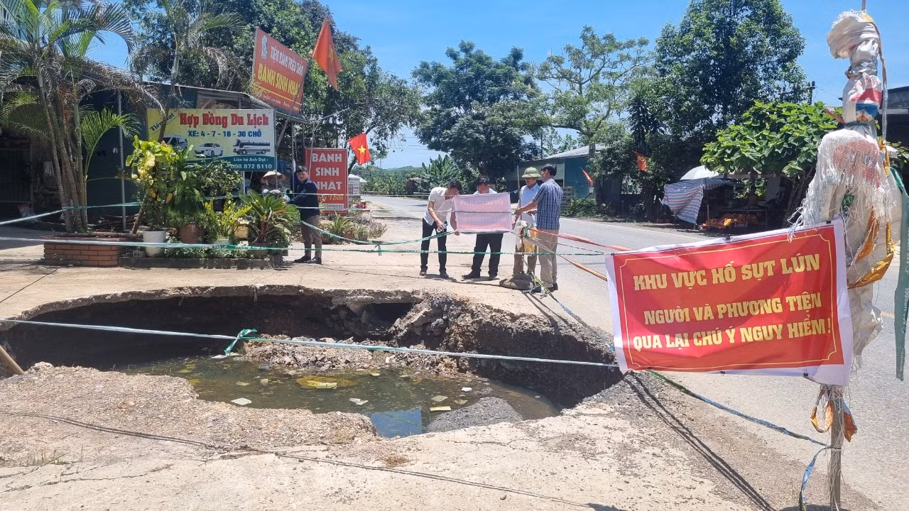 Cán bộ xã Thượng Cốc căng dây, đặt cảnh bảo nguy hiểm tạm thời.