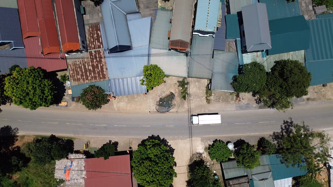 Hố sụt lún ngay bên quốc lộ 12B.