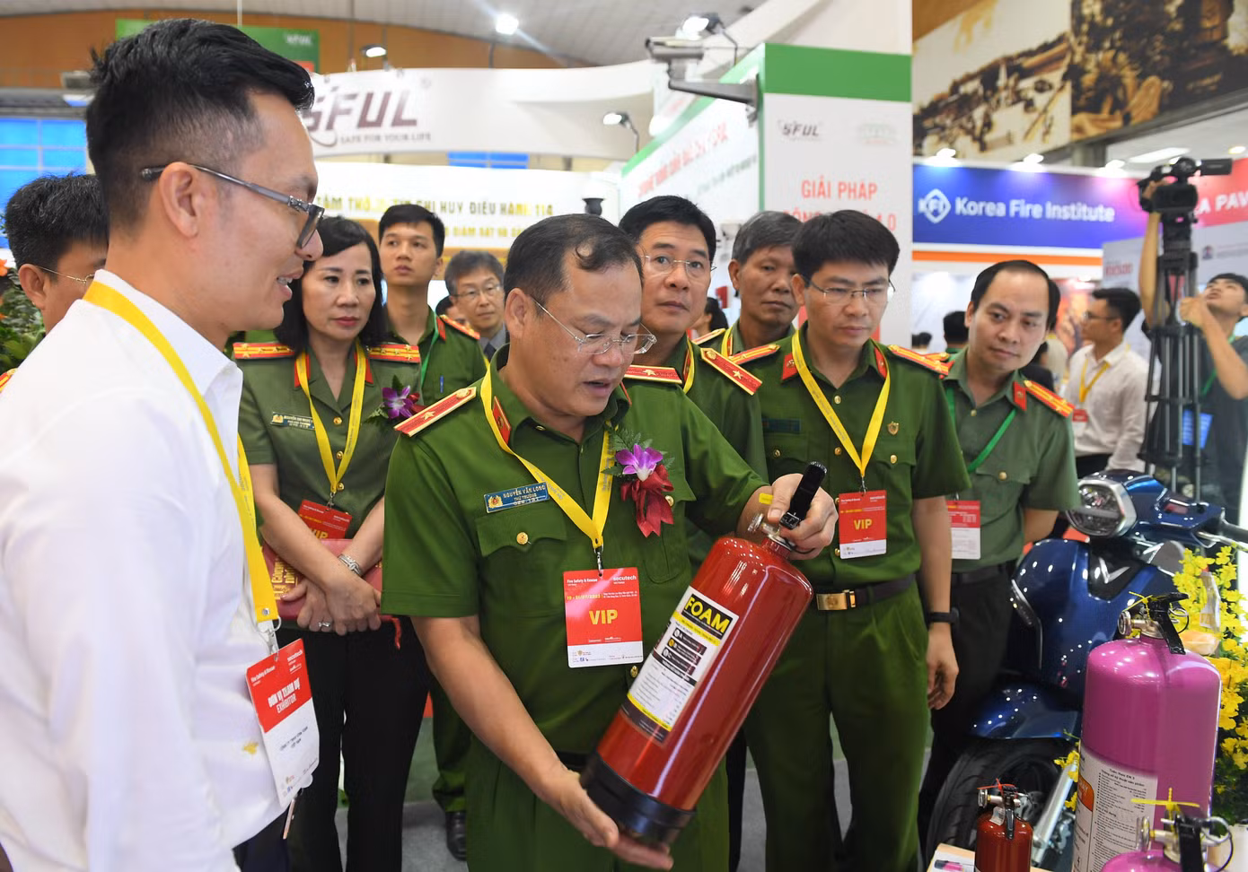 Thiếu tướng Nguyễn Văn Long, Thứ trưởng Bộ Công an cùng Ban Tổ chức và khách mời tham quan triển lãm.