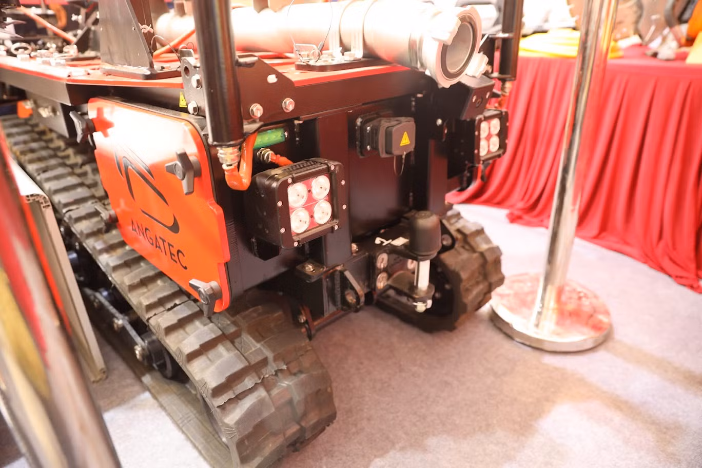Robot được trang bị đèn, họng nước...