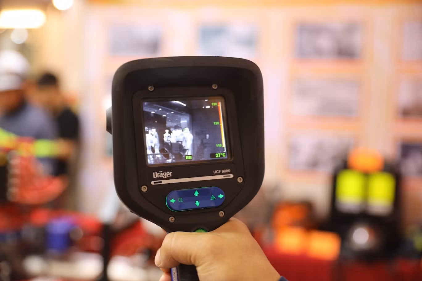Camera nhiệt dò tìm người bị nạn và hoạt động được trong khoảng thời gian 4 tiếng.