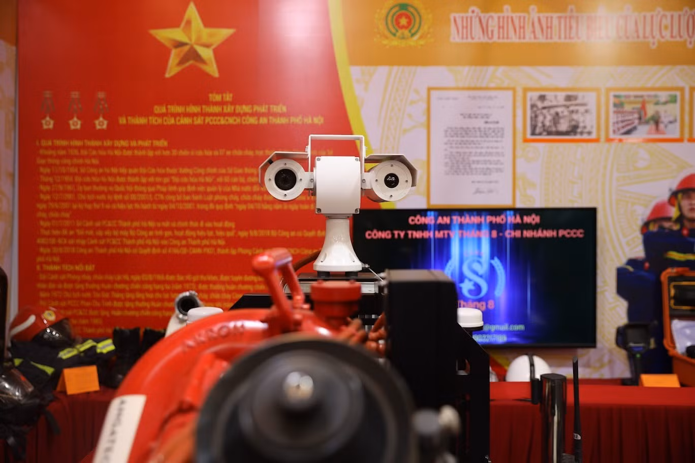 Thông qua camera cảm biến gắn trên robot, người điều khiển có thể quan sát bên trong một cách dễ dàng bằng màn hình cảm ứng điều khiển từ xa.