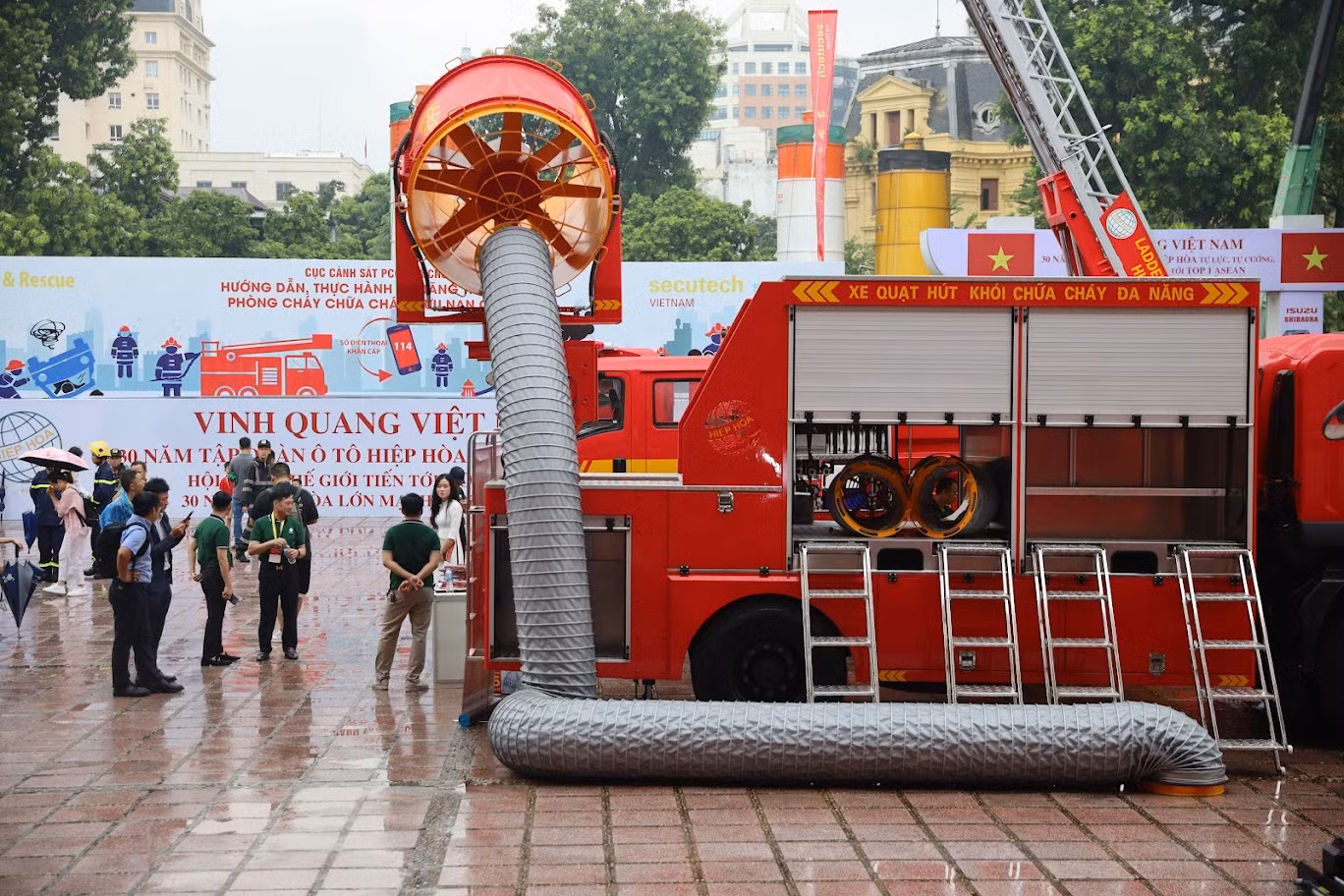 Ngoài các thiết bị trên, tại triển lãm còn có các phương tiện trong công tác PCCC khác như xe thang, xe hút khói chữa cháy....