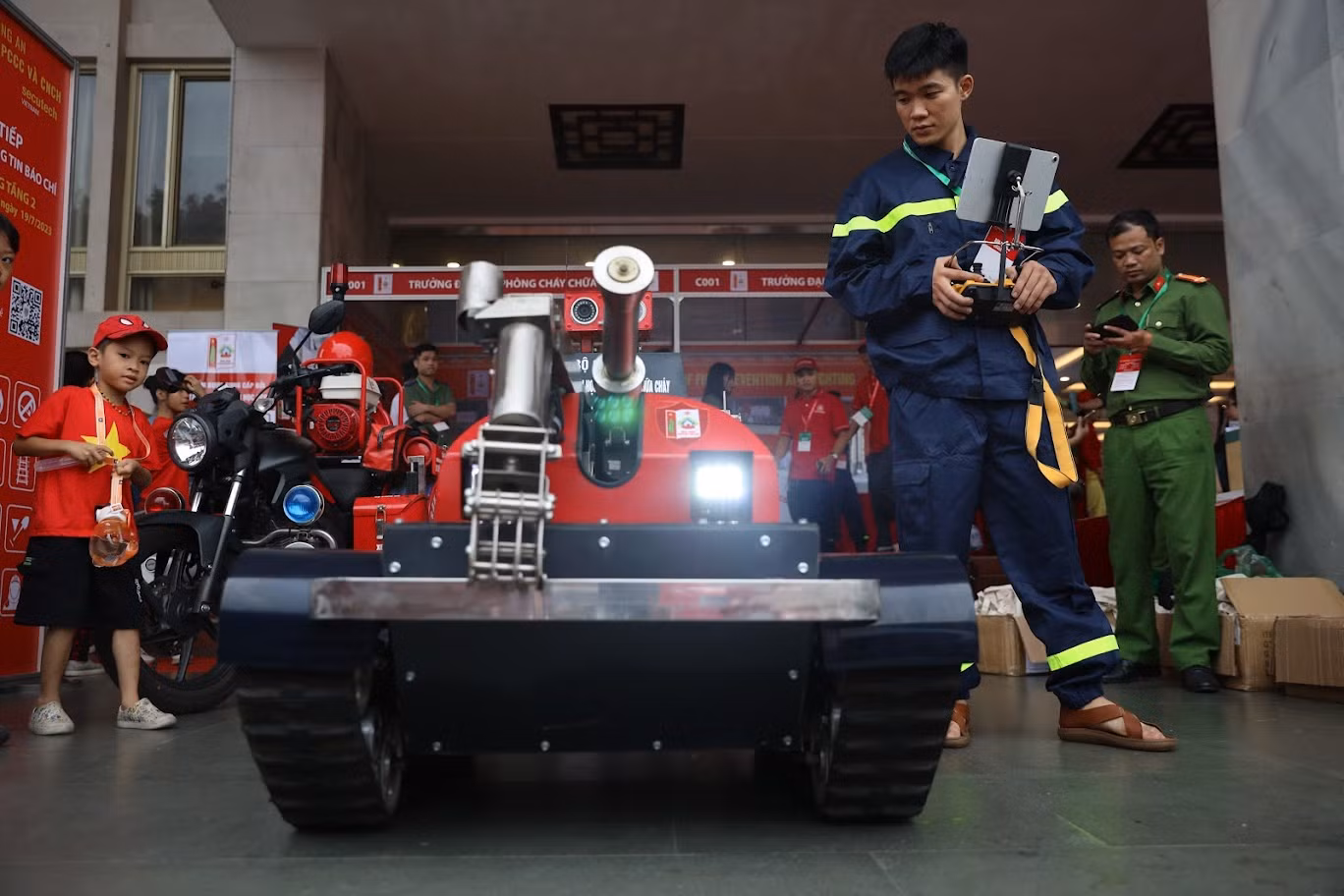 Robot trong công tác chữa cháy được thiết kế điều khiển từ xa và có thể vượt mọi địa hình như leo cầu thang.