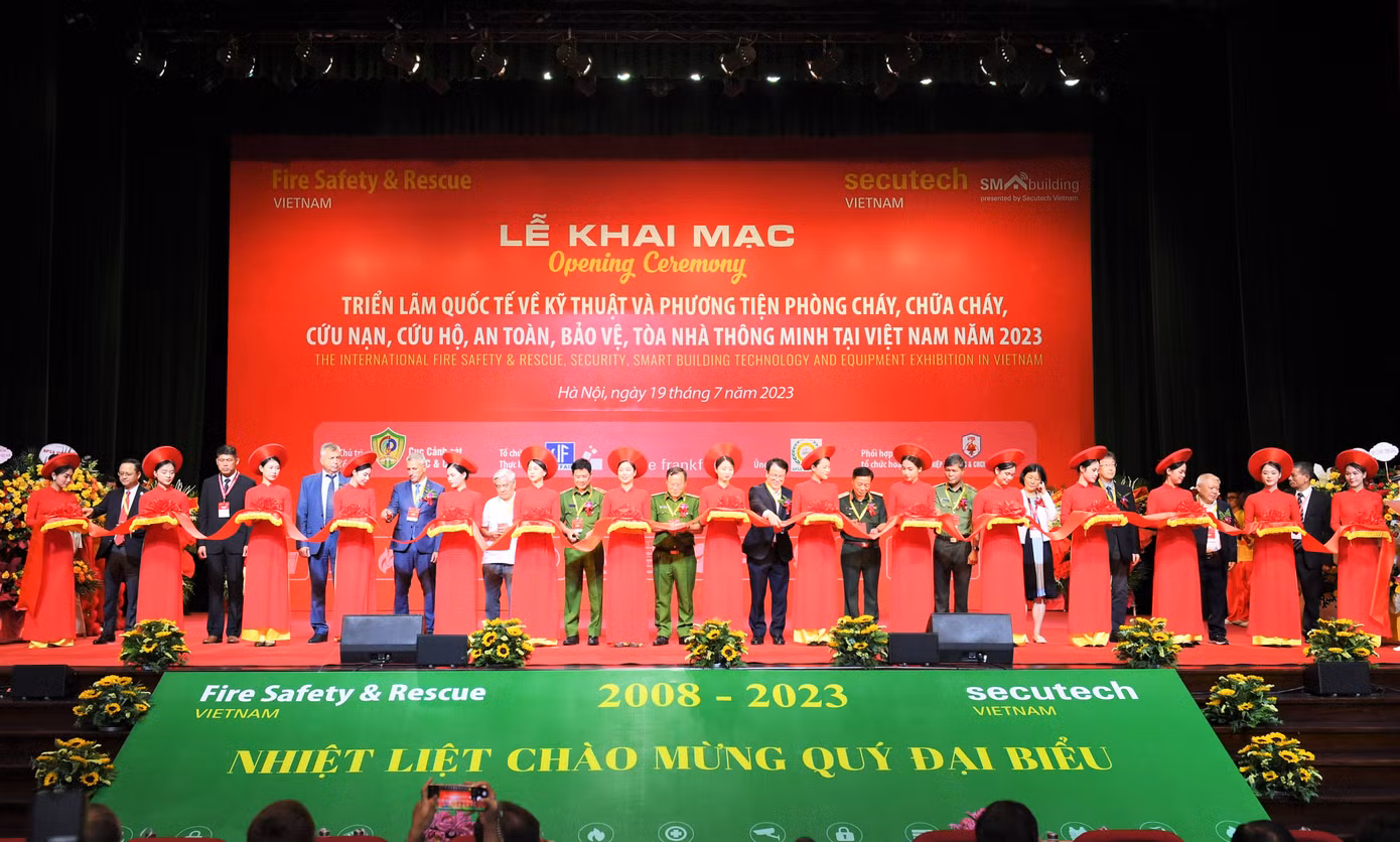 Đại diện Ban Tổ chức, khách mời cắt băng khai mạc.
