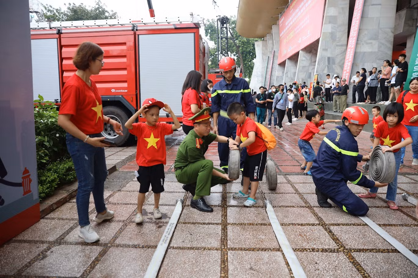 Các hoạt động bên lề triển lãm thu hút được đông đảo người dân tham gia như trải nghiệm kỹ năng thoát nạn, kỹ năng sơ cấp cứu ban đầu và thực hành các kỹ năng chữa cháy, cứu nạn, cứu hộ, kỹ năng xử lý sự cố…