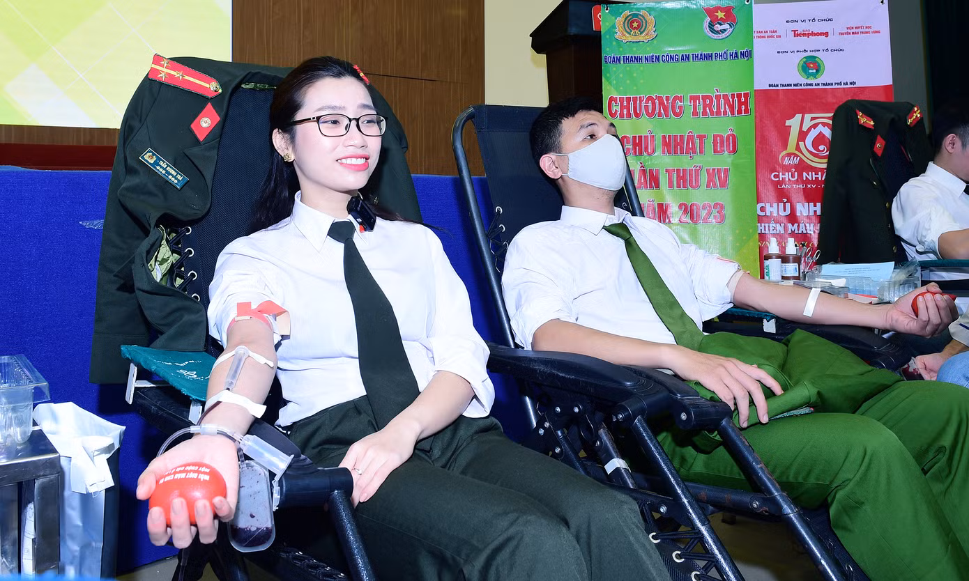 Các cán bộ, chiến sĩ Công an TP.Hà Nội hiến máu tại chương trình. Ảnh: Xuân Tùng