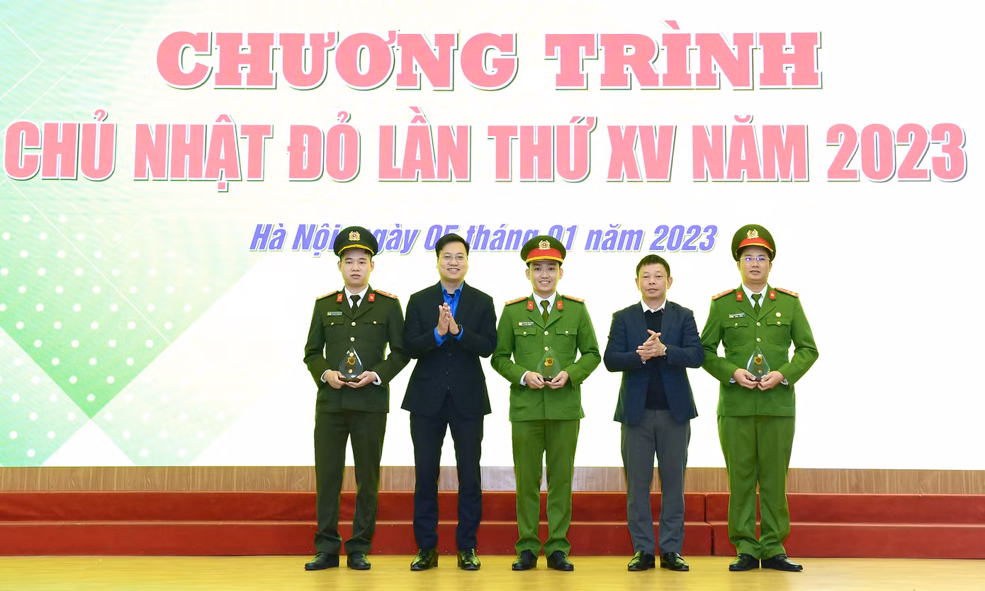 Anh Trần Quang Hưng và nhà báo Phùng Công Sưởng tặng kỷ niệm chương Chủ nhật Đỏ tới các cá nhân có nhiều đóng góp trong phong trào hiến máu và chương trình Chủ nhật Đỏ. Ảnh: Xuân Tùng