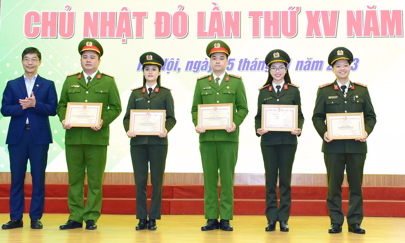 TS.BS. Trần Ngọc Quế tặng giấy khen của Viện Huyết học và Truyền máu Trung ương cho các tập thể và cá nhân có nhiều đóng góp trong phong trào hiến máu năm 2022. Ảnh: Xuân Tùng