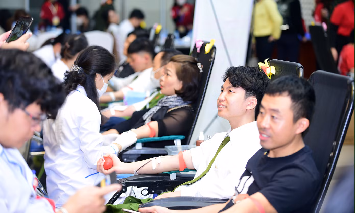 Các cán bộ, chiến sĩ Công an TP.Hà Nội hiến máu tại chương trình. Ảnh: Xuân Tùng