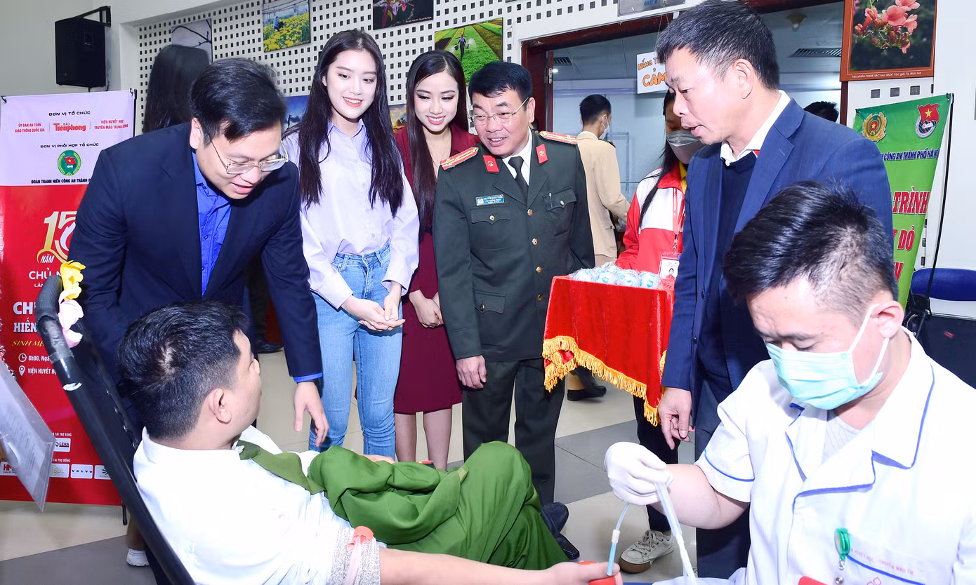 Các đại biểu, người đẹp Việt Nam năm 2022 thăm hỏi, động viên người tham gia hiến máu tại chương trình. Ảnh: Xuân Tùng