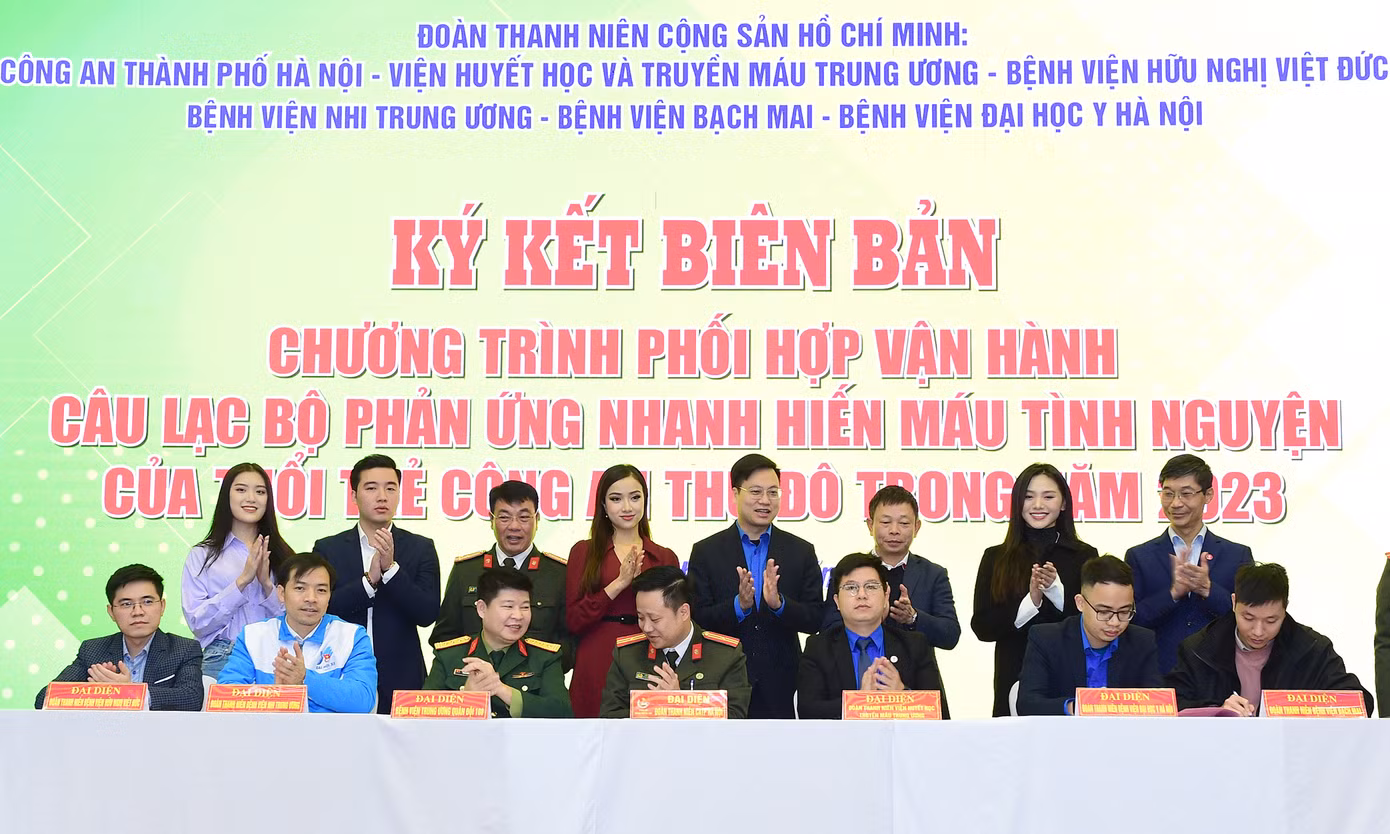 Đại diện các đơn vị ký kết biên bản phối hợp vận hành CLB Phản ứng nhanh hiến máu tình nguyện của tuổi trẻ Công an Thủ đô. Ảnh: Xuân Tùng