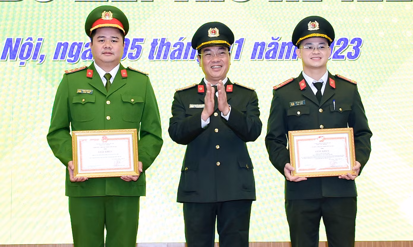 Thượng tá Nguyễn Mạnh Tuấn trao khen thưởng cho các cá nhân có thành tích trong tổ chức Hành trình ”Giọt máu nghĩa tình” năm 2022. Ảnh: Xuân Tùng