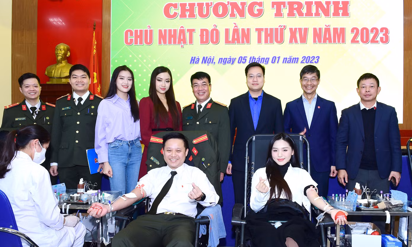Thiếu tá Bùi Mạnh Hùng và người đẹp Việt Nam Đinh Khánh Hòa hiến máu tại chương trình. Ảnh: Xuân Tùng