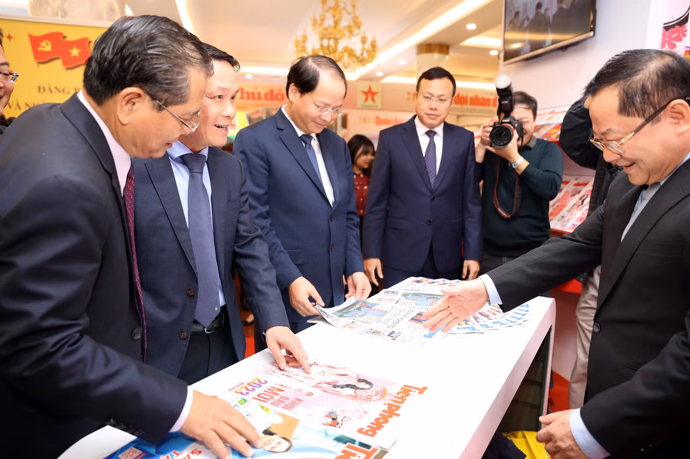 Các đại biểu thăm gian trưng bày Báo Tiền Phong tại Hội báo Xuân Quý Mão - Hà Nội năm 2023. Ảnh: Như Ý