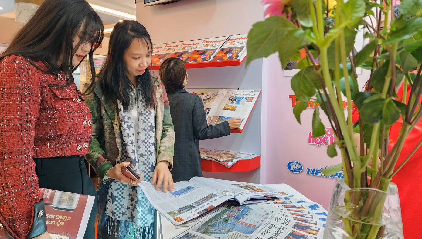 Báo Tiền Phong trưng bày, giới thiệu các ấn phẩm đặc biệt Xuân Quý Mão và nhật báo. Ảnh: Trọng Quân