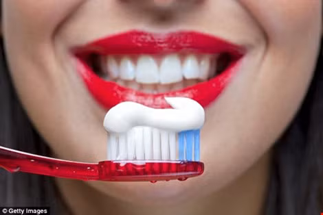 Bí ẩn khủng khiếp trong kem đánh răng nhà bạn ảnh 1
