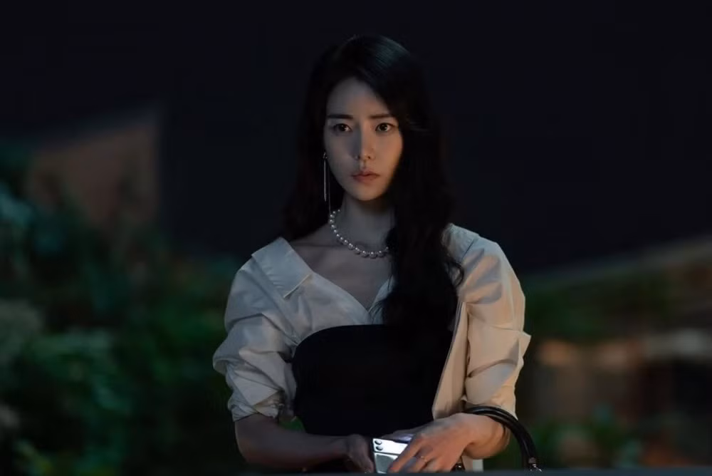 Cộng đồng mạng phản đối trước thông tin Lim Ji Yeon hút thuốc lá thật trong phim. Ảnh: Netflix.