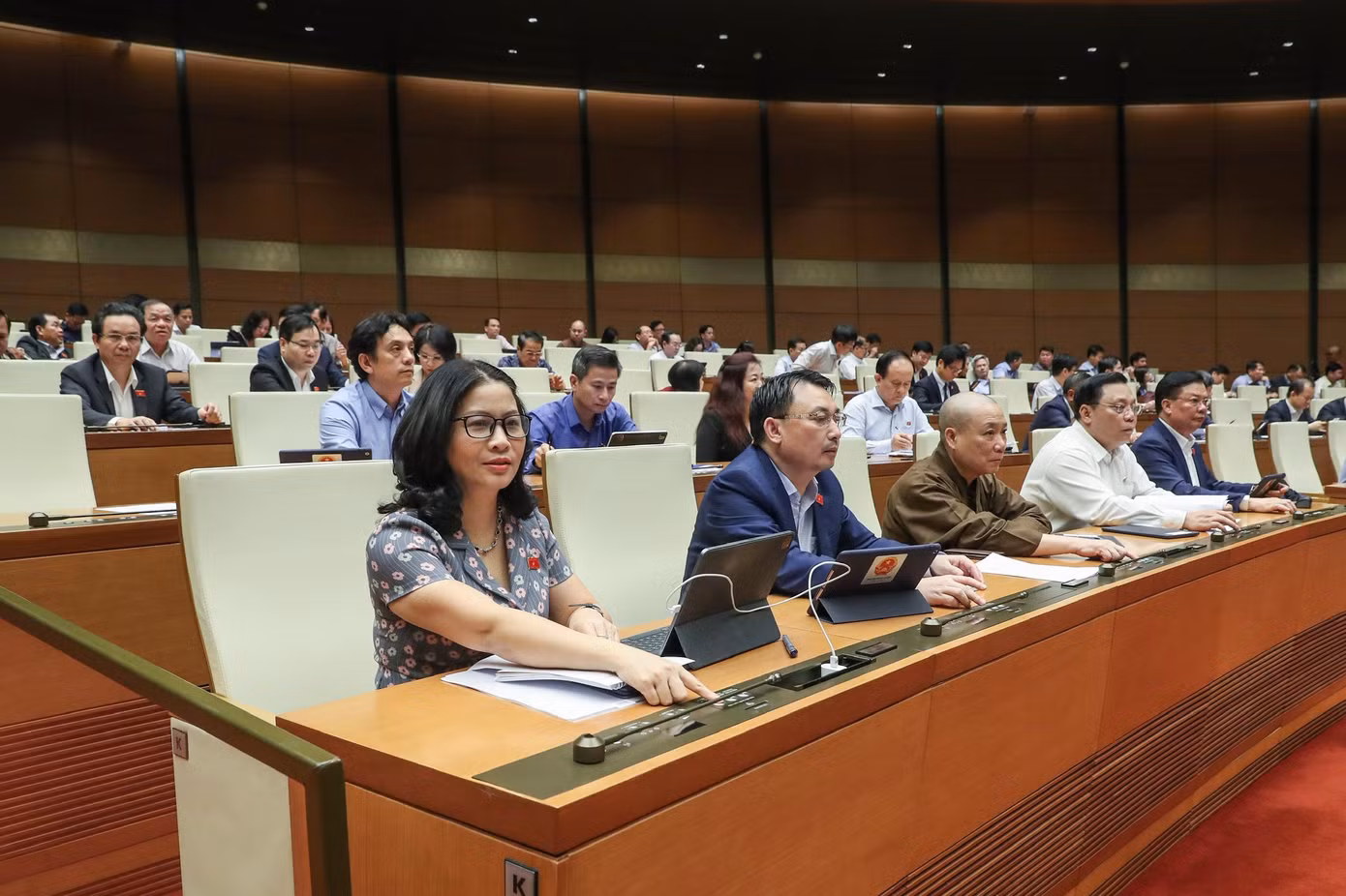 Quốc hội biểu quyết thông qua nghị quyết chiều 11/11. Ảnh Như Ý