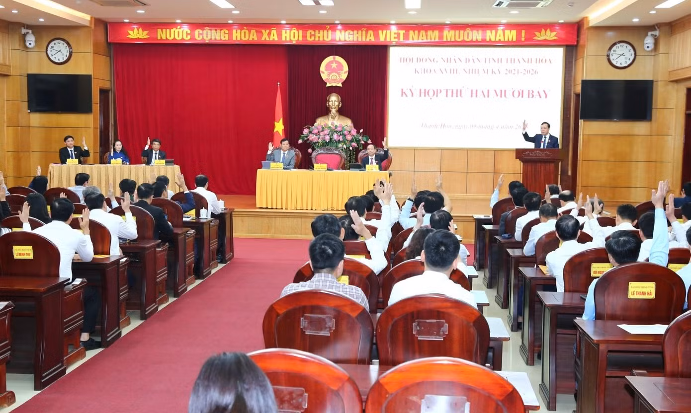 Các đại biểu HĐND tỉnh biểu quyết thông qua các nghị quyết của kỳ họp.