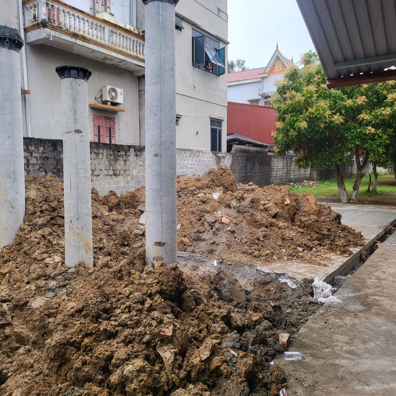 Trạm biến áp xây dựng trong khuôn viên trường học