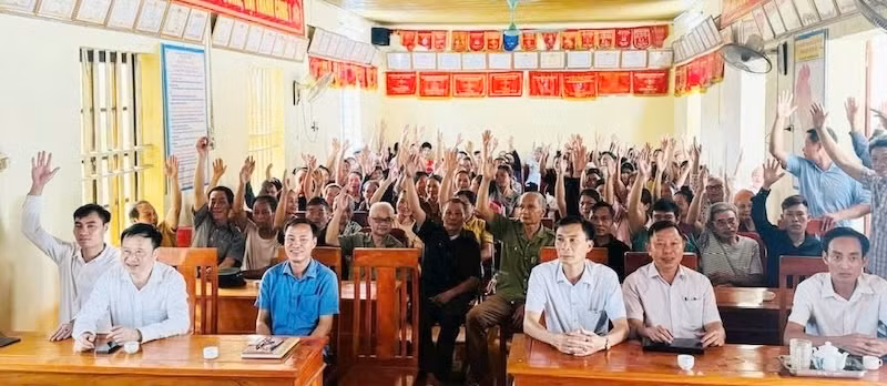 Cử tri xã Hóa Quỳ, huyện Như Xuân (Thanh Hóa) biểu quyết tán thành đối với việc đặt tên gọi cho các đơn vị hành chính cấp xã