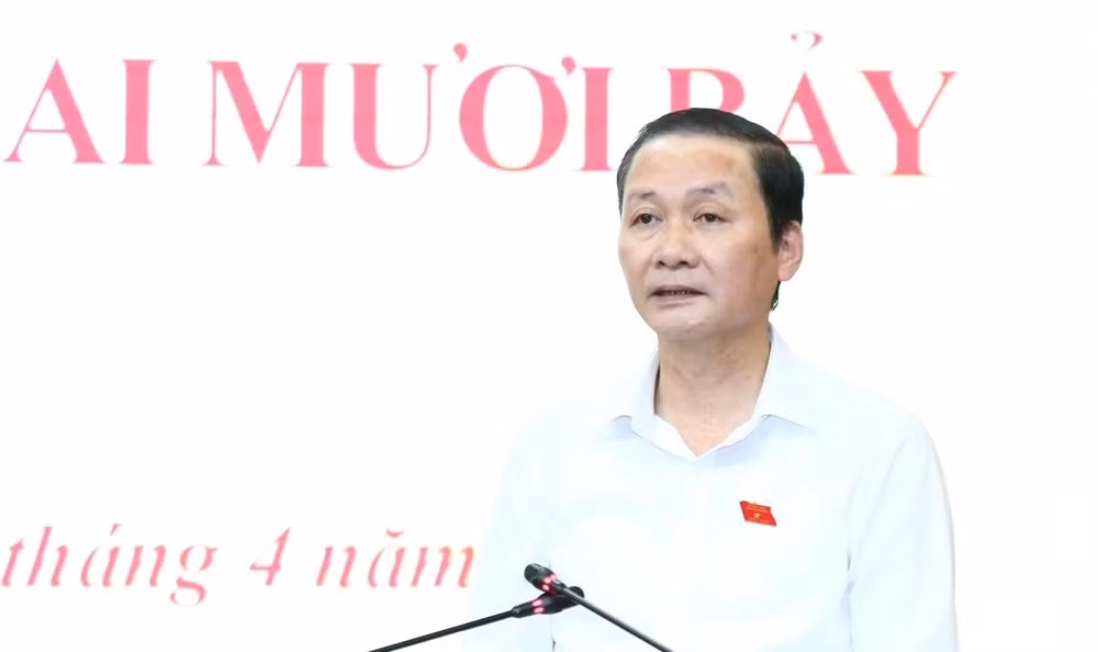 Chủ tịch UBND tỉnh Thanh Hóa Đỗ Minh Tuấn trình bày các tờ trình tại kỳ họp.
