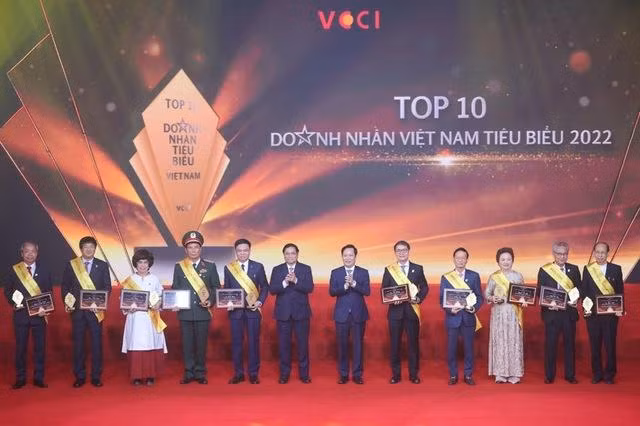 Thủ tướng Phạm Minh Chính cùng Top 10 doanh nhân tiêu biểu 2022 (ảnh: VGP).