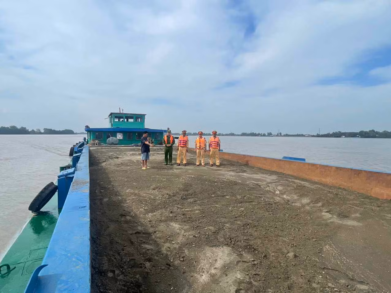 Lực lượng chức năng kiểm tra phương tiện.