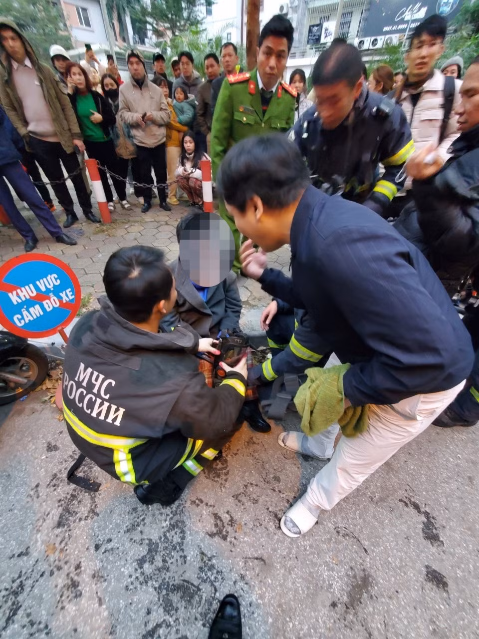 Nạn nhân được đưa ra ngoài an toàn.