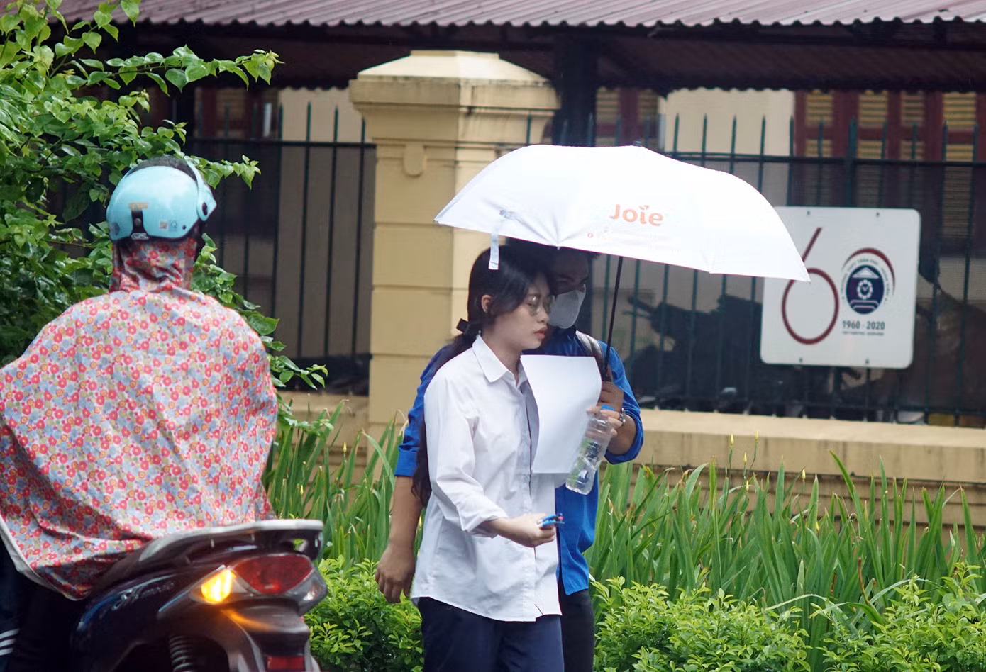 Ngoài lực lượng CSGT, Công an phường sở tại, các đoàn viên thanh niên cũng có mặt rất sớm hướng dẫn các thí sinh vào điểm thi.
