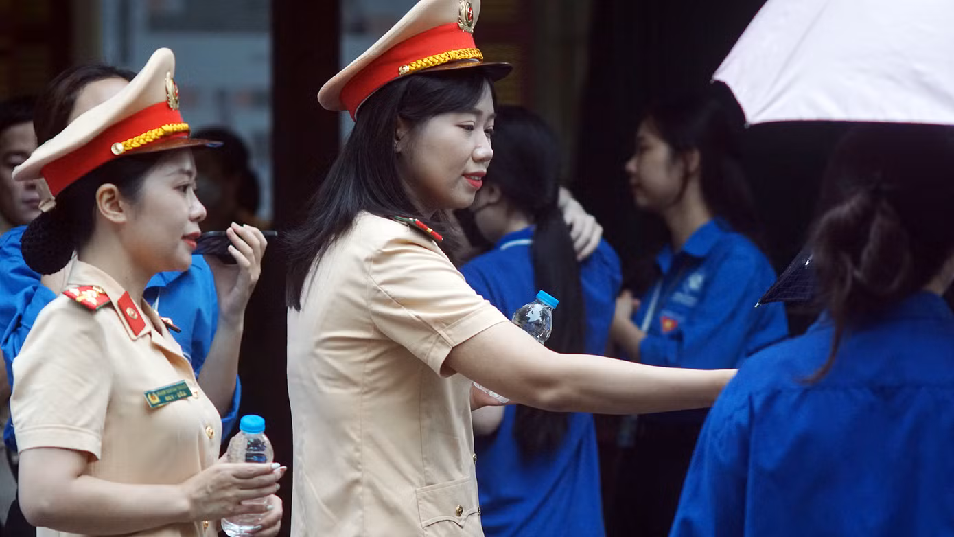 Bên cạnh đó, Đội CSGT đường bộ số 1 cũng bố trí lực lượng trên tuyến nếu có trường hợp thí sinh gặp sự cố thì sẽ phương tiện của đội CSGT số 1 đưa đến điểm thi kịp thời.
