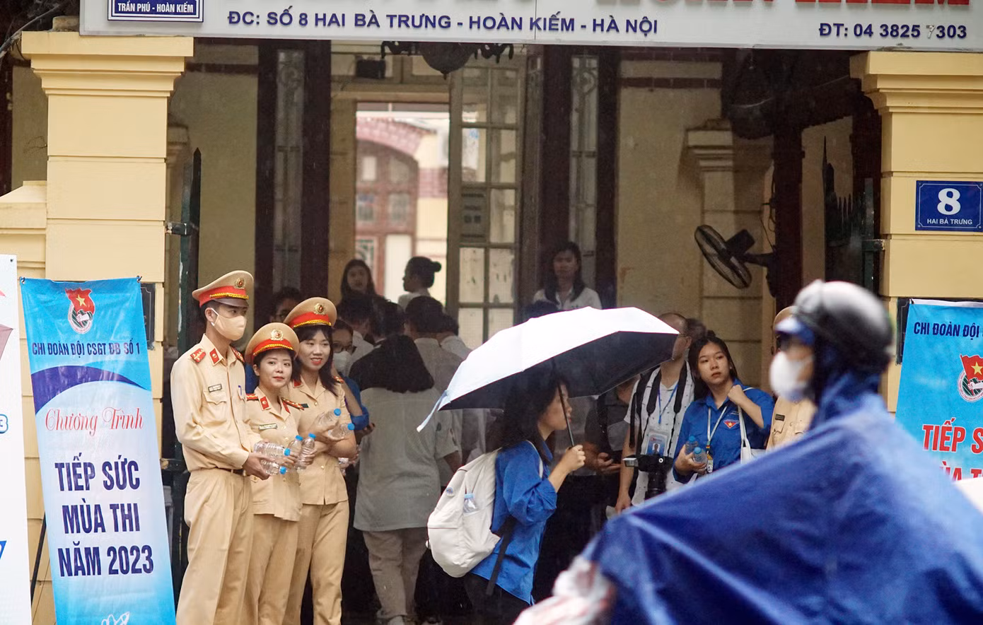 Tại khu vực cổng trường, các cán bộ CSGT hỗ trợ tặng những chai nước lọc cho thí sinh.