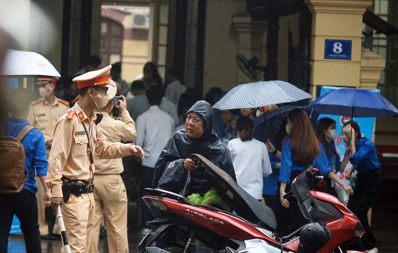 Sáng nay, các thí sinh thi Môn Ngữ văn - môn thi đầu tiên của kỳ thi tốt nghiệp THPT.