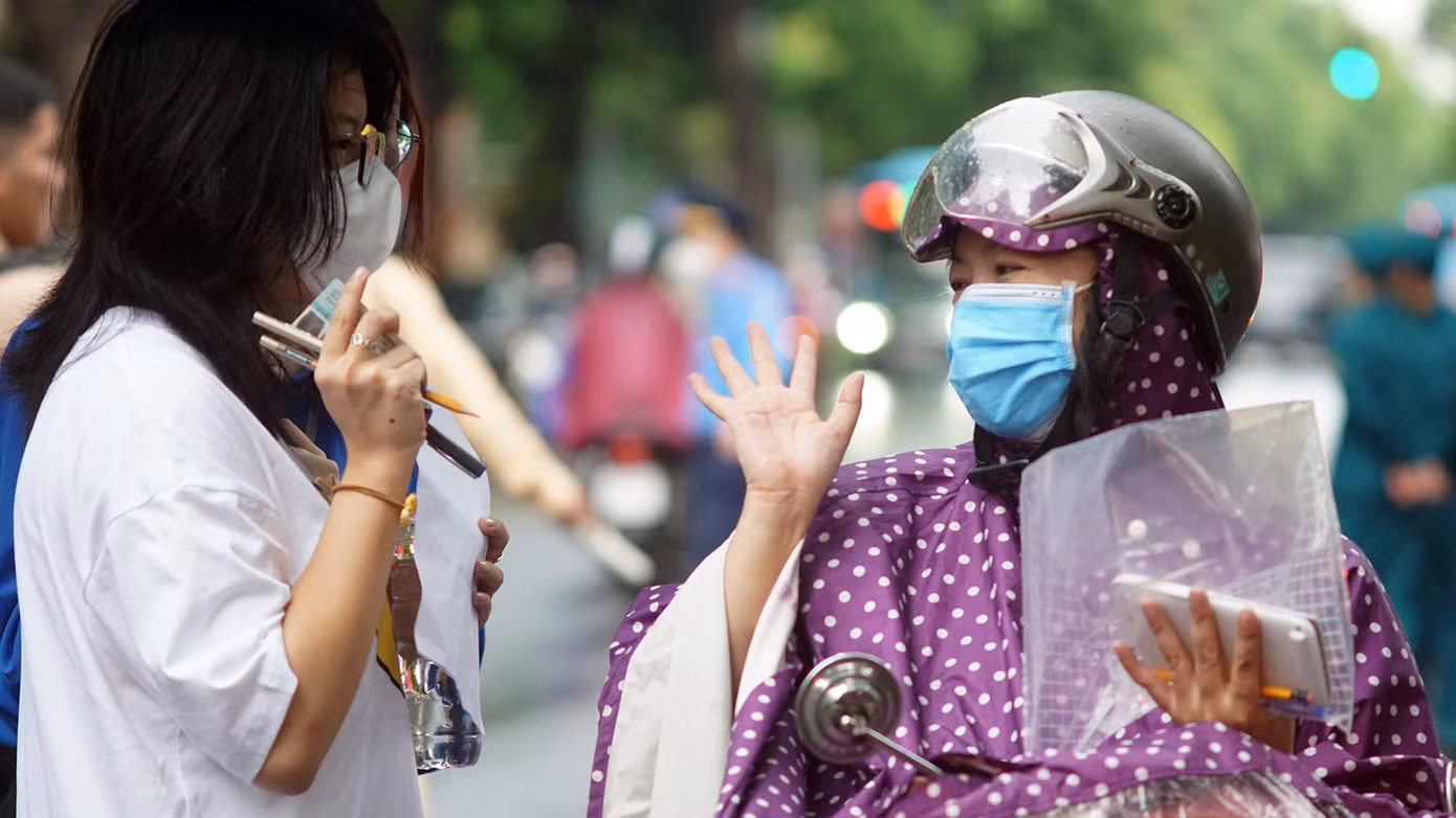 Thí sinh được người nhà đưa đến điểm thi.