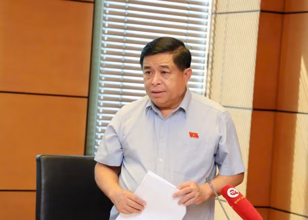 Bộ trưởng Bộ Kế hoạch và Đầu tư Nguyễn Chí Dũng phát biểu tại tổ.