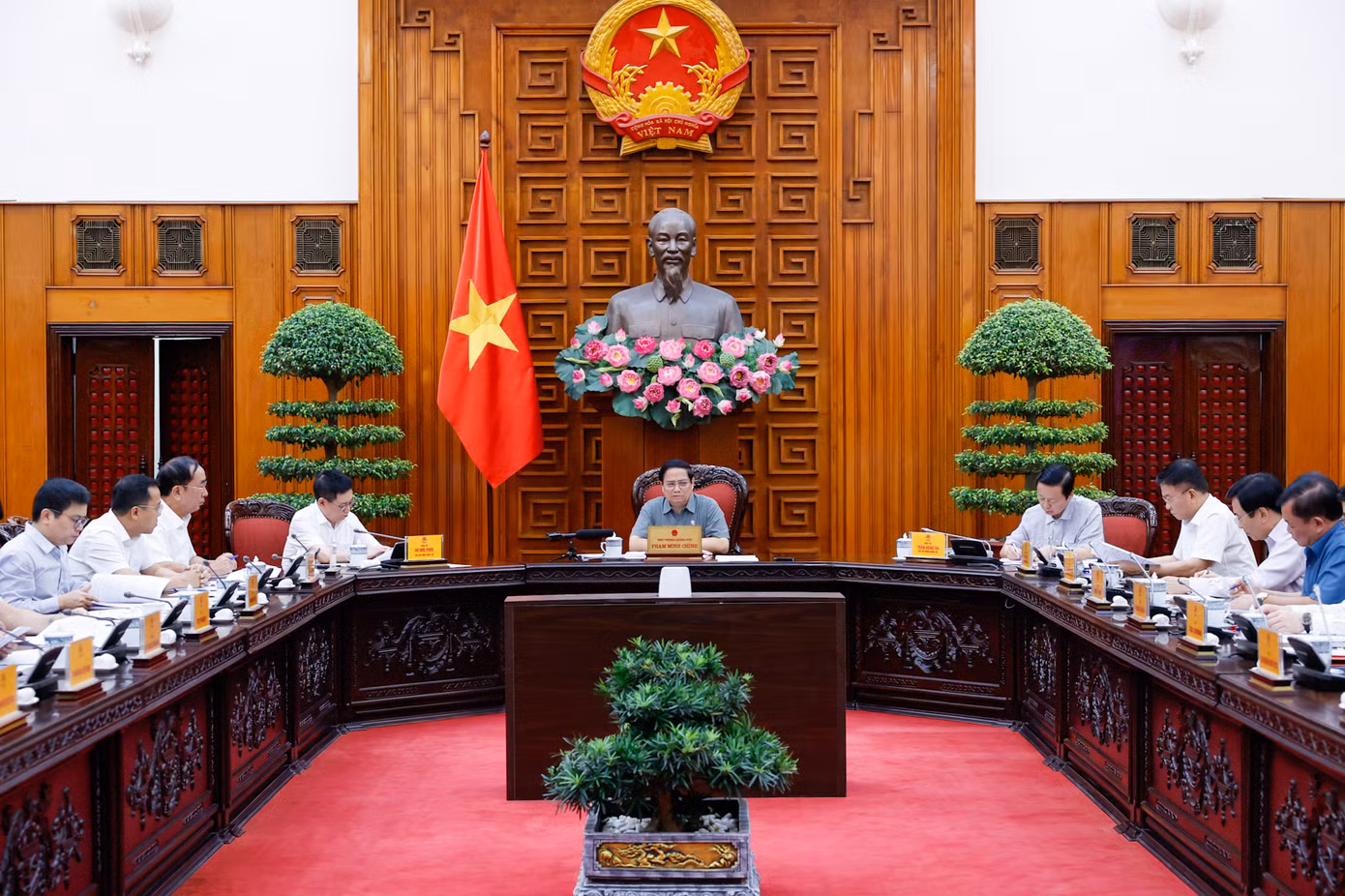 Thường trực Chính phủ họp về tình hình triển khai các dự án để bảo đảm cung ứng điện.