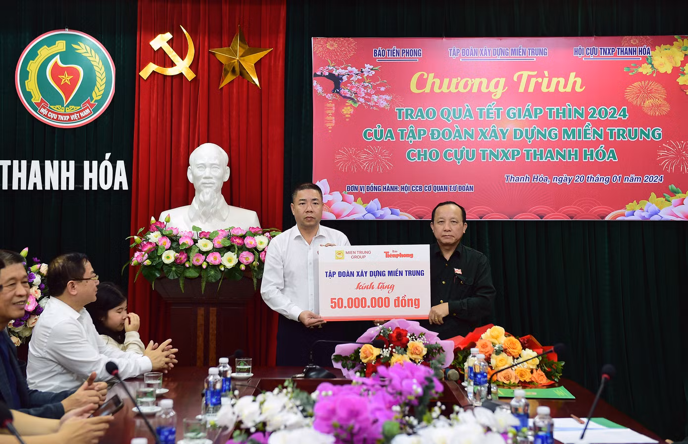 Ông Lại Quang Minh - Phó TGĐ Công ty CP Tập đoàn Xây dựng Miền Trung trao biển tượng trưng tới Hội Cựu TNXP Thanh Hóa. Ảnh: Xuân Tùng