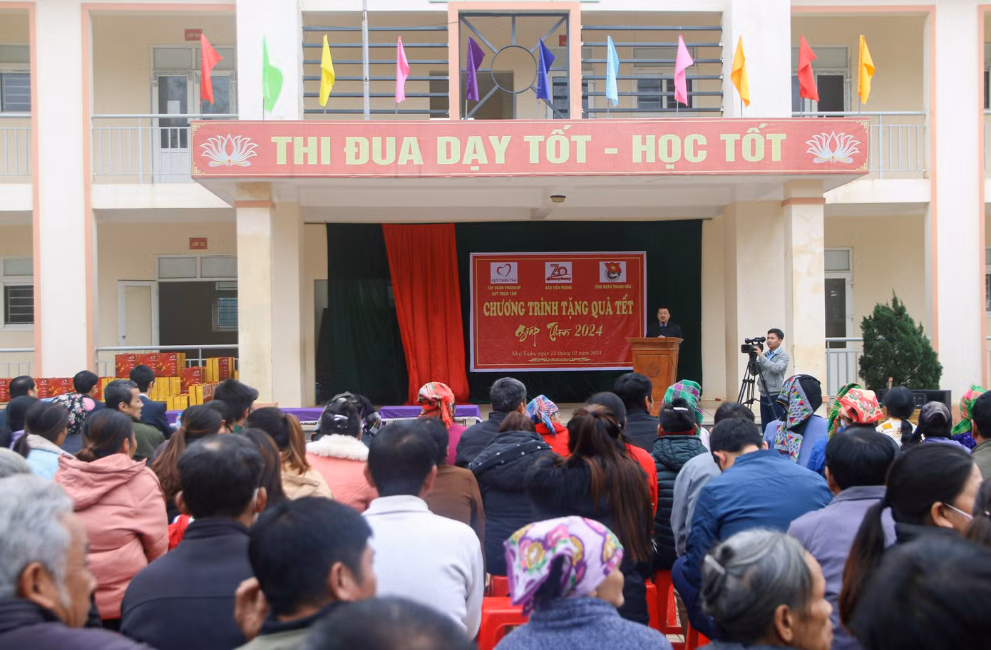 Chương trình trao tặng quà Tết các hộ gia đình khó khăn huyện Như Xuân diễn ra tại Trường THCS Xuân Hòa (xã Xuân Hòa). Ảnh: Hoàng Lam
