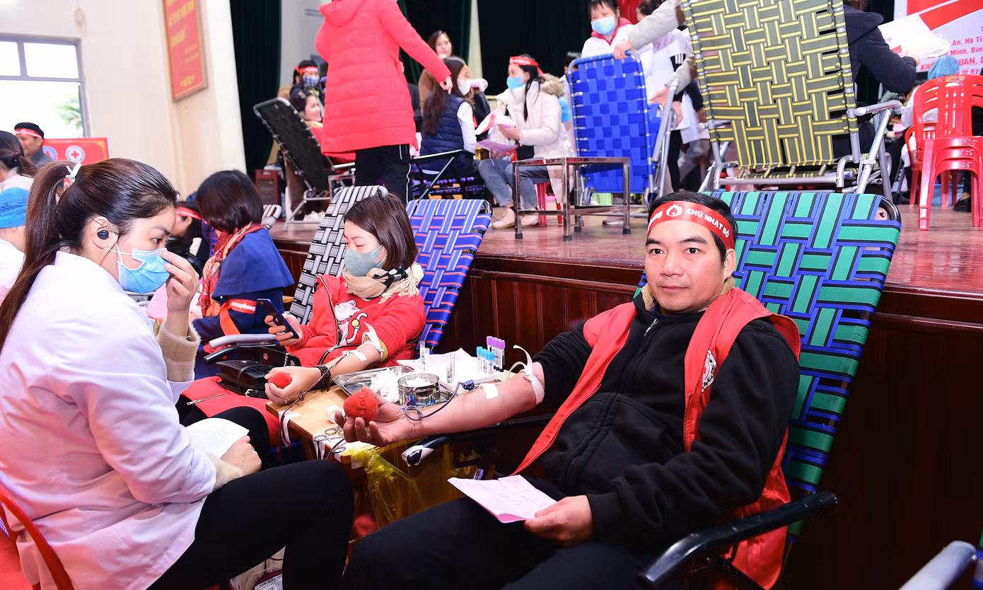 Anh Bùi Minh Duẩn hiến máu tại chương trình. Ảnh: Xuân Tùng