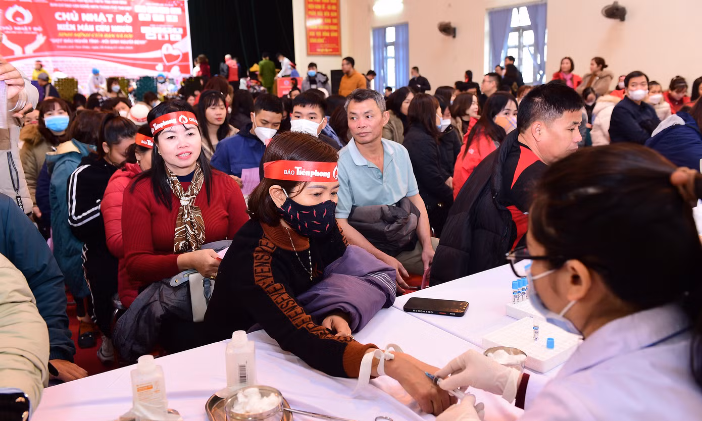 Đông đảo người dân ở TP Tam Điệp tham gia chương trình hiến máu Chủ Nhật Đỏ 2024. Ảnh: Xuân Tùng