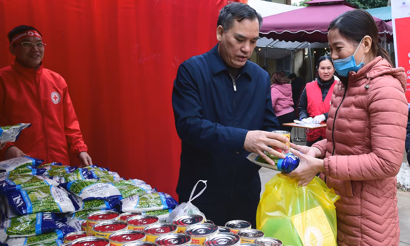 Nhiều phần quà được trao tặng người tham gia hiến máu trong chương trình.