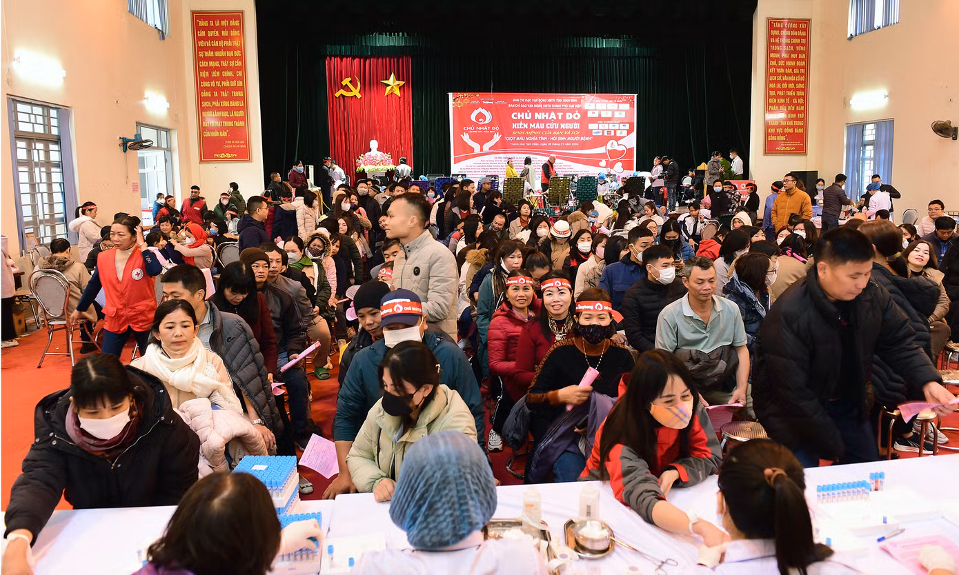 Đông đảo người dân ở TP Tam Điệp tham gia chương trình hiến máu Chủ Nhật Đỏ 2024. Ảnh: Xuân Tùng