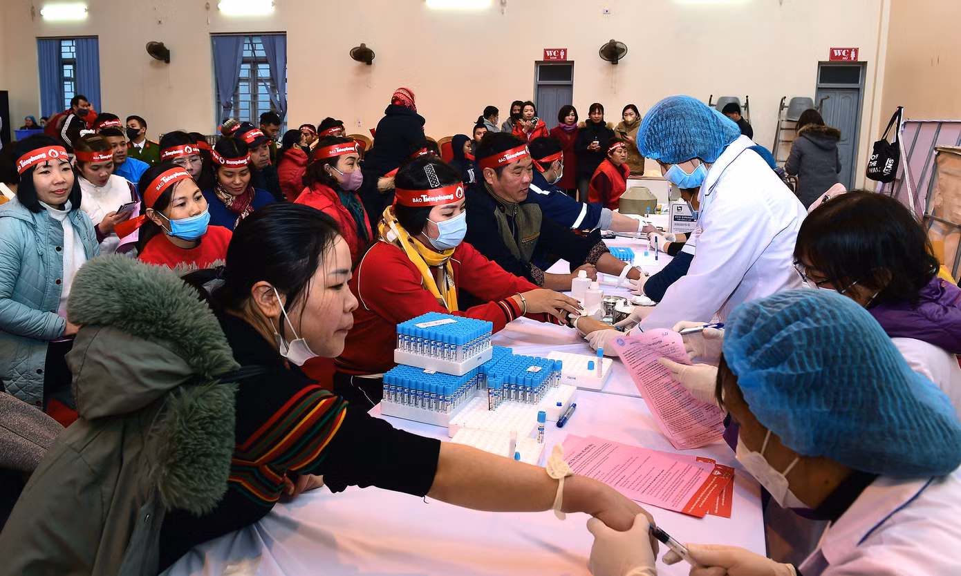 Đông đảo người dân ở TP Tam Điệp tham gia chương trình hiến máu Chủ Nhật Đỏ 2024. Ảnh: Xuân Tùng