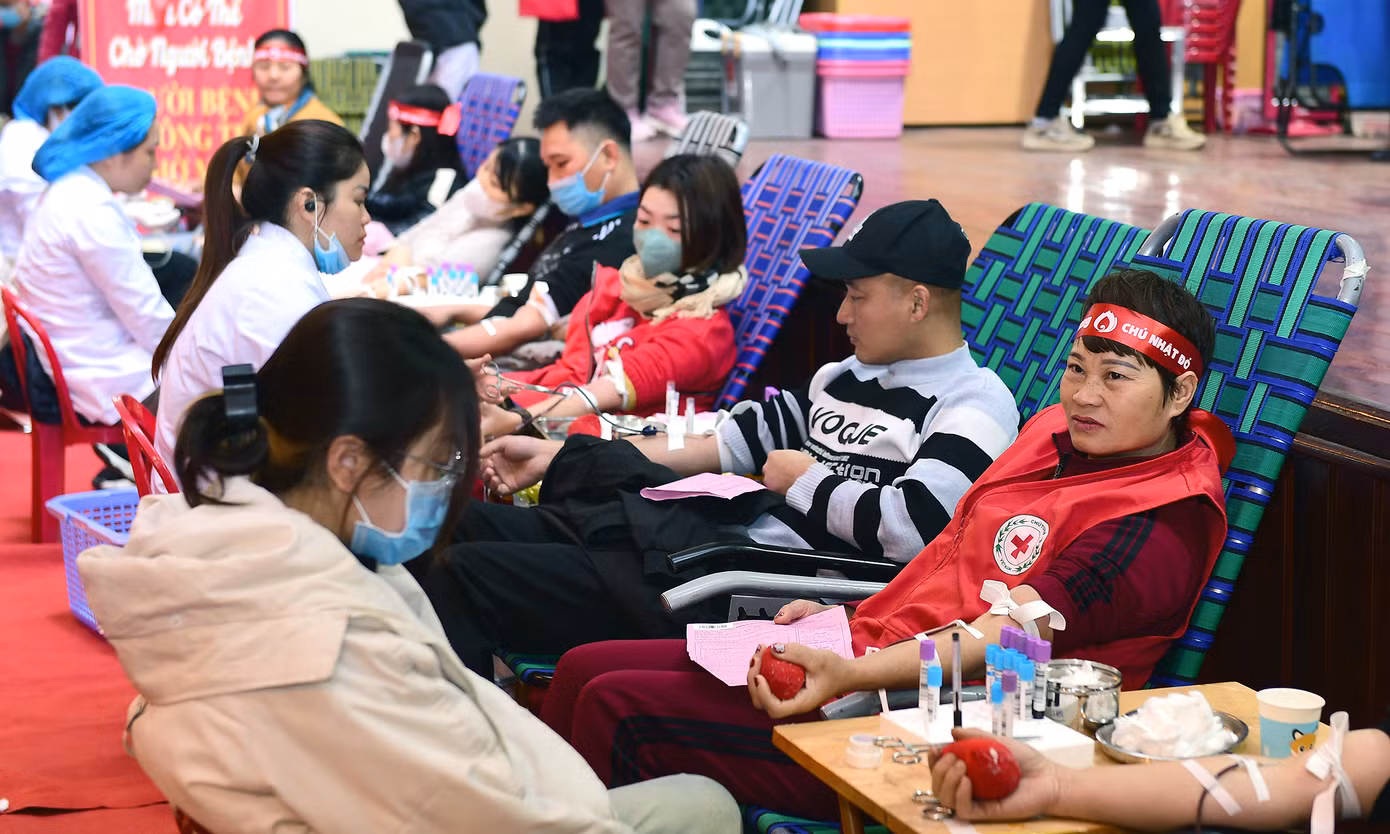 Đông đảo người dân tham gia hiến máu trong chương trình Chủ Nhật Đỏ. Ảnh: Xuân Tùng